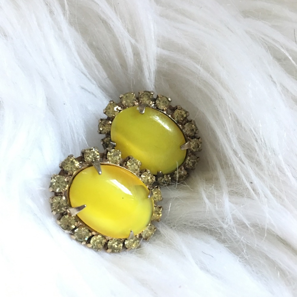 💛Beautiful Yellow Clip-On Earrings!💛